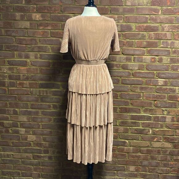 Skies Are Blue Champagne Short Sleeve Tiered MIDI Dress Size Small NEW - Picture 5 of 8